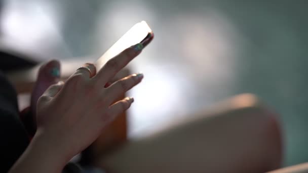 Крупный План Женщины Руки Играют Видеоигры Смартфоне — стоковое видео