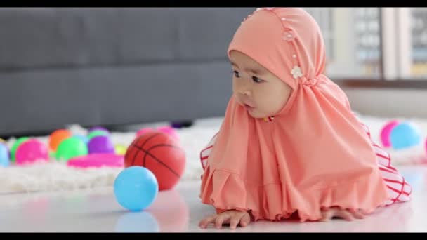 Мусульманське Маля Грає Барвистими Іграшками Вітальні — стокове відео