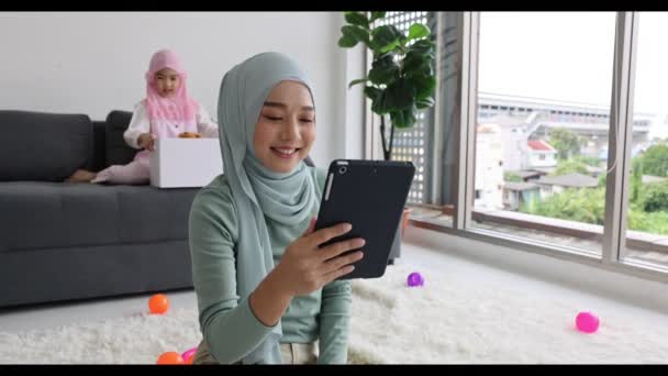 Müslüman Anne Dizüstü Bilgisayarla Çalışıyor Evde Oyuncak Oynuyor — Stok video
