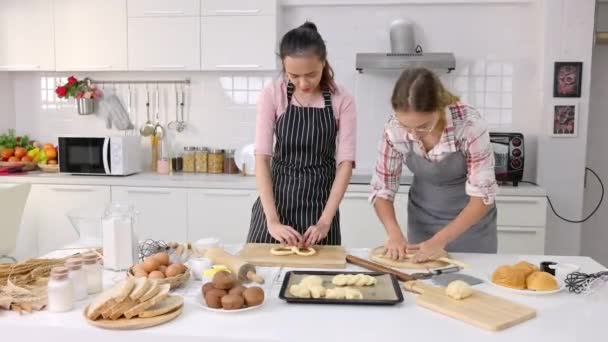 Familj Flickbakning Cookies Kvinnor Tonåren Två Multietniska Människor Gör Bröd — Stockvideo