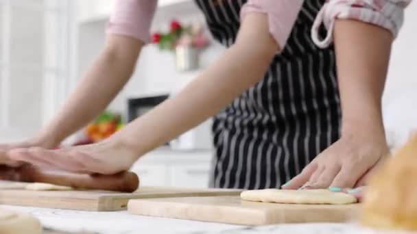 Zbliżenie Cookie Pieczenia Dziewczyna Rodzina Dwie Wieloetniczne Nastolatki Robią Chleb — Wideo stockowe