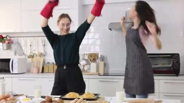 Ett Roligt Och Dynamiskt Lesbiskt Par Dansar Köket Två Underbara — Stockvideo