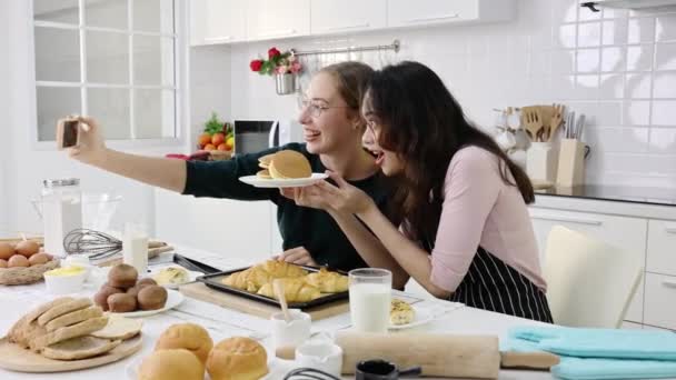 Дві Радісні Жінки Кухні Представляють Хліби Мають Відеодзвінок — стокове відео