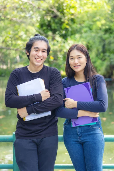 Una Hermosa Pareja Estudiantes Encuentra Parque Universitario Con Libros Ejercicios —  Fotos de Stock