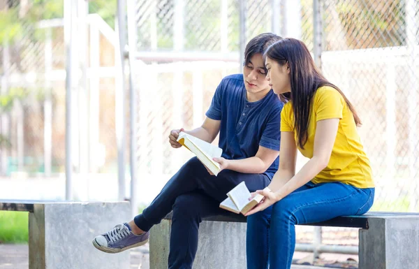 Ett Campus Studerar Ett Par Studenter Tillsammans Och Tonåring Sitter — Stockfoto