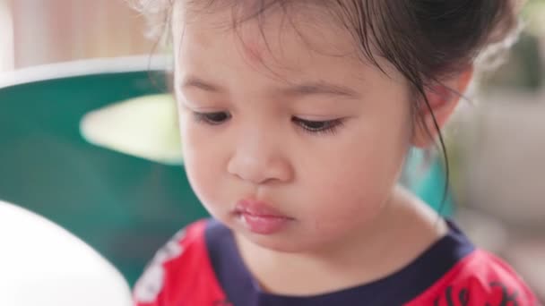 Πλάνα Γυρισμένα Γλυκό Καλαμπόκι Τρώγεται Από Ένα Χαριτωμένο Κοριτσάκι Τρόφιμα — Αρχείο Βίντεο