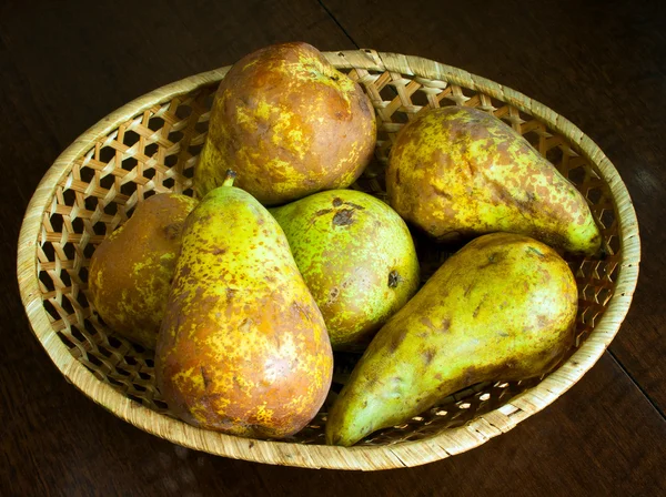 Pears in wigker bowl — Stock Photo, Image