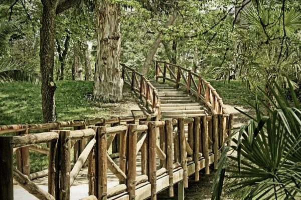 Puente de madera en el parque Fotos De Stock