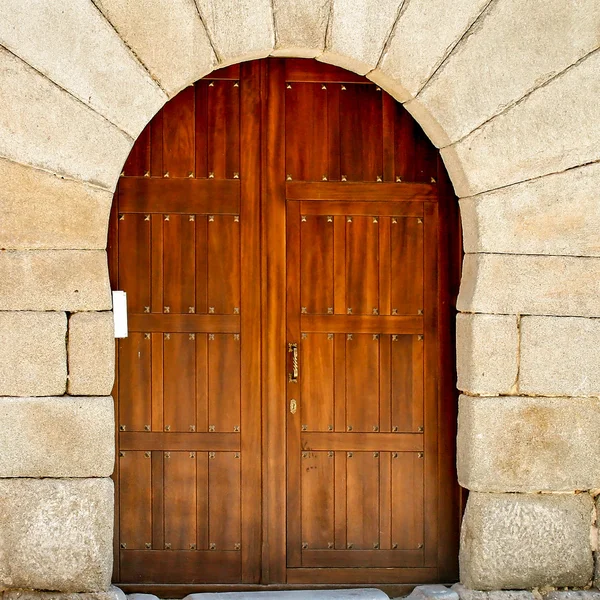Wooden gate in Segovia — Stock Photo, Image