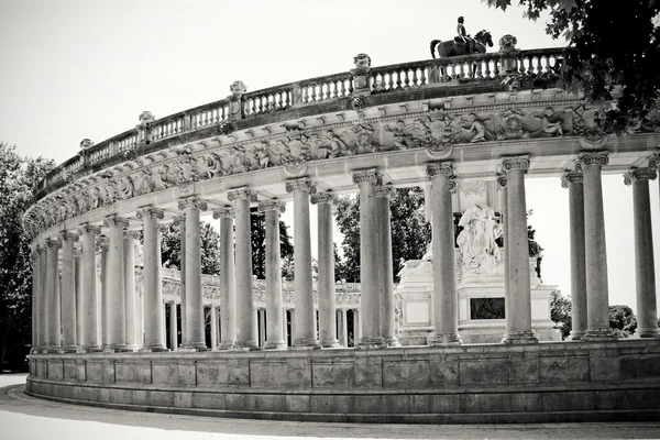 Monument dans le parc Retiro — Photo