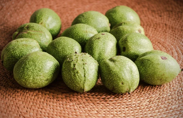 Unripe Green walnuts — Stock Photo, Image