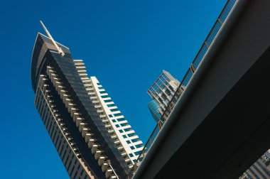 Dubai, Birleşik Arap Emirlikleri - 13 Kasım 2013: Yüksek doğmak binaları ve sokakları Dubai, Birleşik Arap Emirlikleri