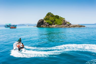 adanın tropik bir denizde dalış tekne başlığa