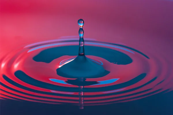 Капля воды падает в воду — стоковое фото