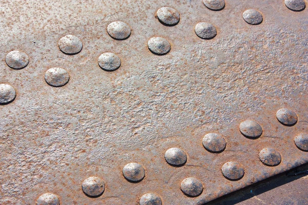 Plaque métallique rouillée avec rivets — Photo