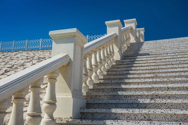 Escalier en pierre avec balustrade — Photo