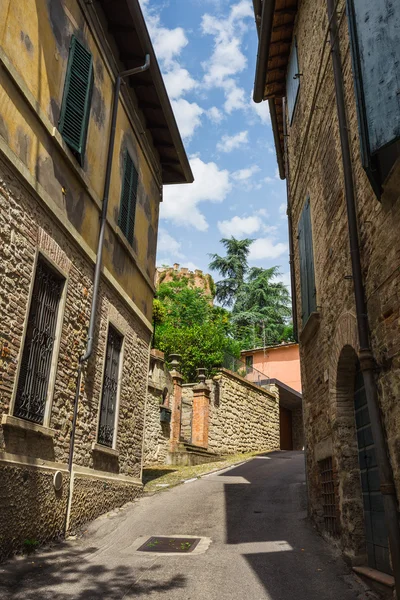 Küçük taşra kasabasında sokakta İtalyanca — Stok fotoğraf