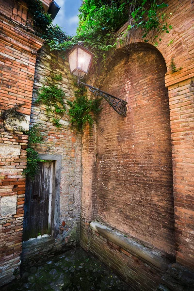 Arco antico nel centro storico — Foto Stock