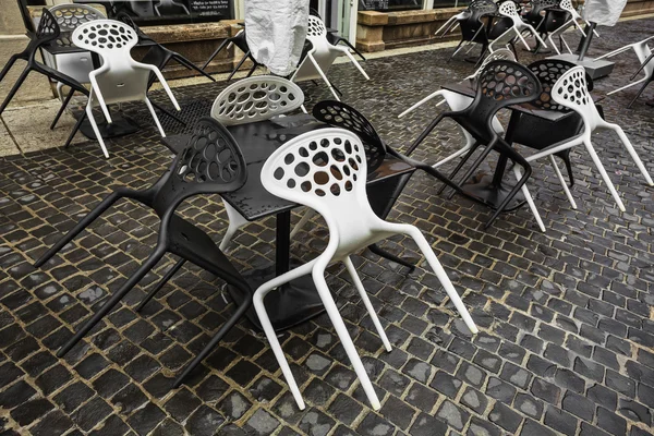 Chaises noires et blanches — Photo