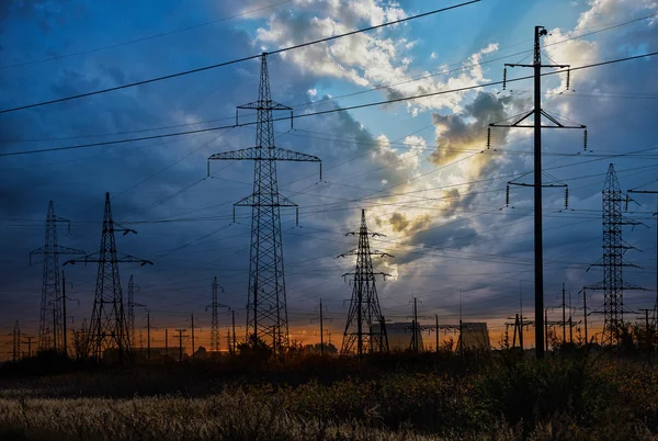 高電圧電力鉄塔と夕焼け空背景 — ストック写真