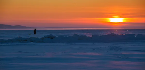 Pejzaż Zimowy Rybak Lodzie Rzeki Zachodzie Słońca — Zdjęcie stockowe