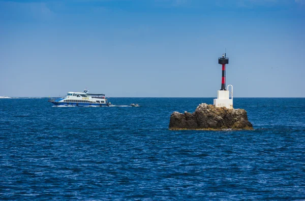 Faro vicino all'isola di Phi Phi — Foto Stock