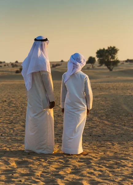 Arabi nel deserto arabo — Foto Stock