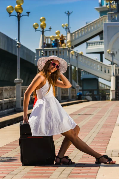Flicka i hatt med resväska — Stockfoto