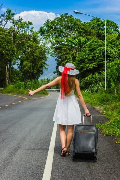 Menina na estrada deserta — Fotografia de Stock