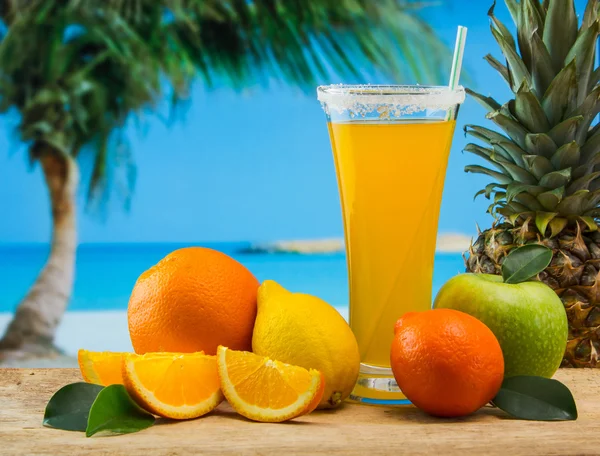 Apelsinjuice i glas — Stockfoto