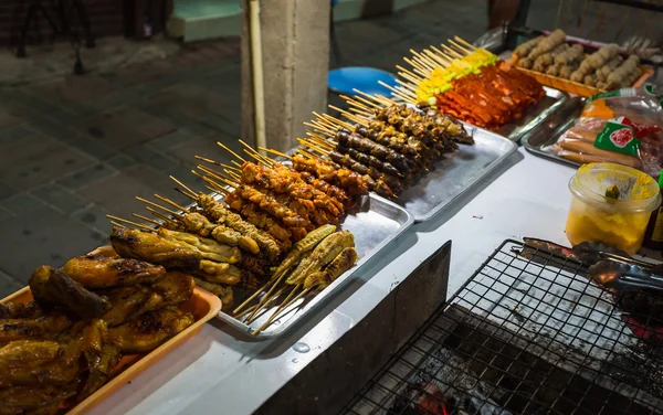 Thailändisches Essen auf dem Nachtmarkt — Stockfoto