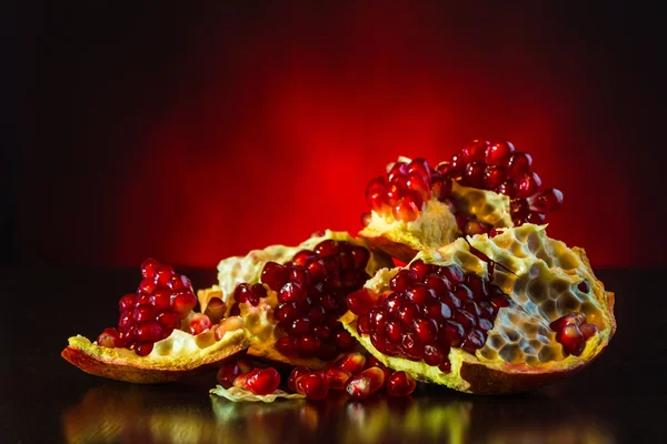 Ripe juicy pomegranate — Stock Photo, Image