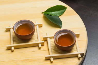 Bir fincan yeşil çay.