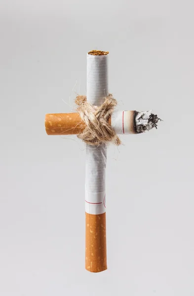 Croix de cimetière faite avec des cigarettes — Photo