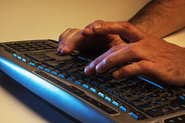 Hombre escribiendo en el teclado —  Fotos de Stock