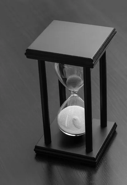 Schwarze Sanduhr auf schwarz — Stockfoto