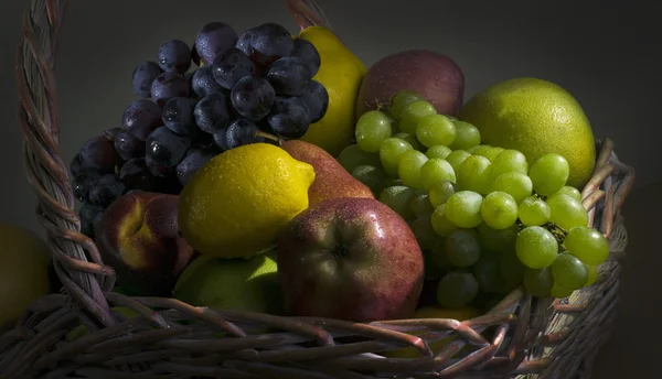 Canasta de frutas bodegón —  Fotos de Stock