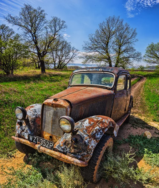 Deutsches altes Auto von vorne im Wald — Stockfoto