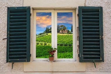 Eski bir evin penceresi 