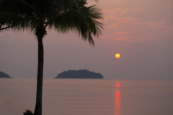 Pôr do sol na praia tropical . — Fotografia de Stock