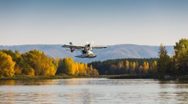 Bay üzerinde uçan deniz uçağı 