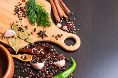 Otlar ve baharatlar siyah tasi üzerinden 