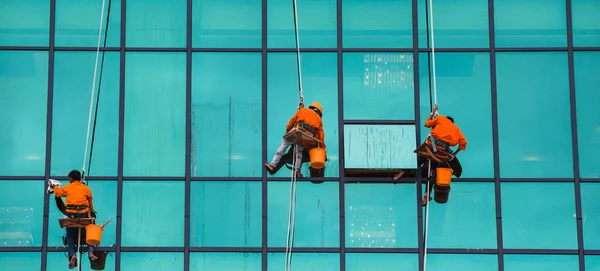 Arbeiter säubern hohen Turm — Stockfoto
