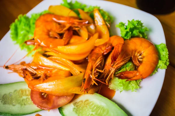 Shrimp with onions, lettuce, cucumber — Stock Photo, Image