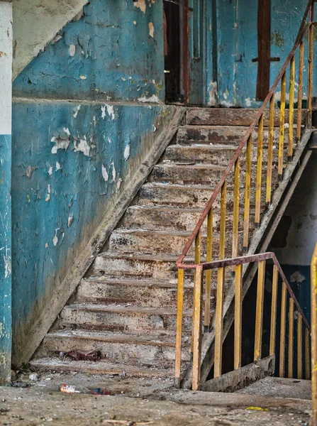 Po schodach w budynku w prypeci — Zdjęcie stockowe