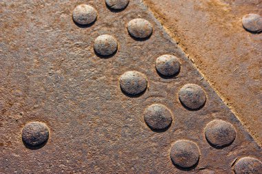 Arka planını paslı demir perçin 