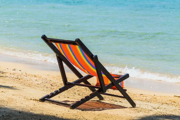 Сонячний пляжний стілець на березі — стокове фото