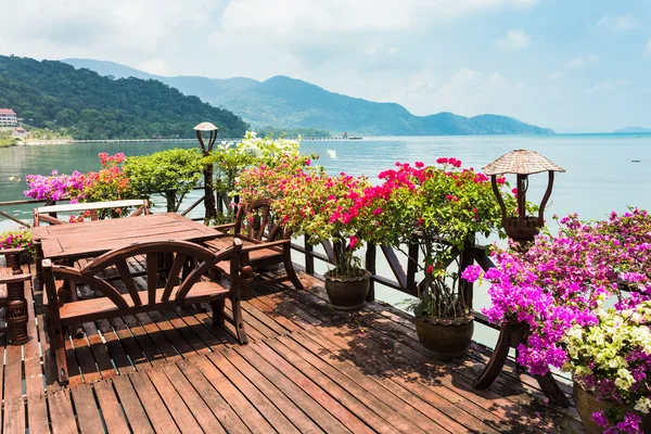 Café en la terraza en el pueblo de pescadores — Foto de Stock