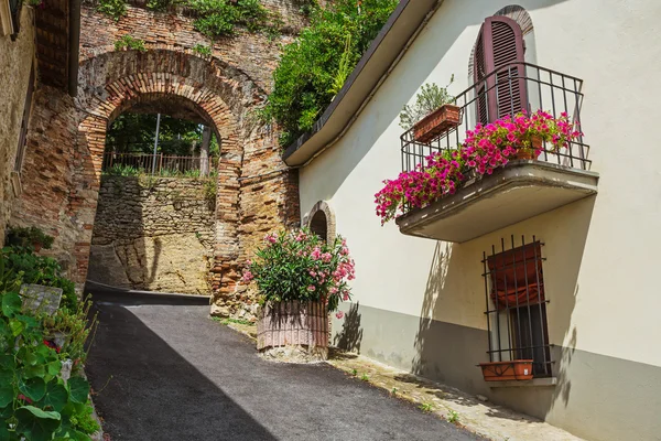 Итальянская улица в маленьком городке Тоскана — стоковое фото