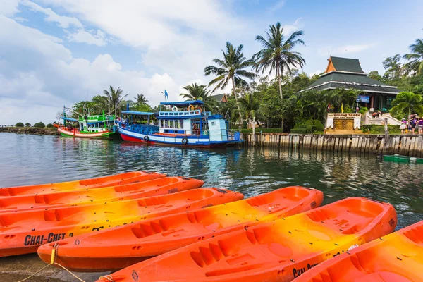 Rybackie łodzie i kajaki w Ko Chang — Zdjęcie stockowe